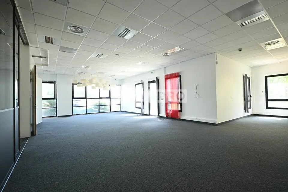 Local d’activités dans Saint-Priest à louer Photo intérieure– Image 1 sur 13