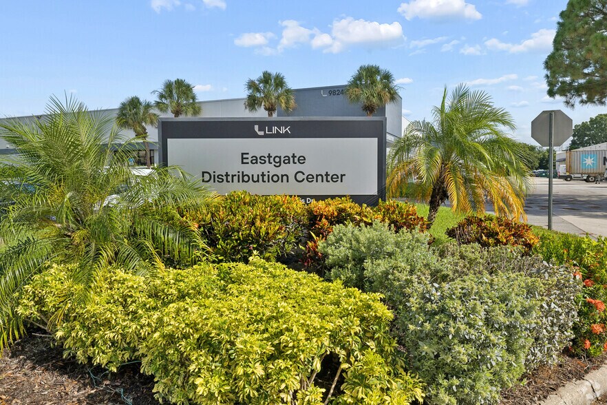 9862-9876 Currie Davis Dr, Tampa, FL à louer - Photo de l’immeuble – Image 3 sur 14