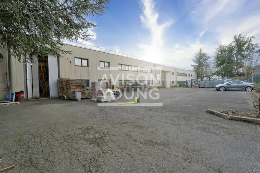 Local d’activités dans Pontault-Combault à louer - Photo de l’immeuble – Image 3 sur 3