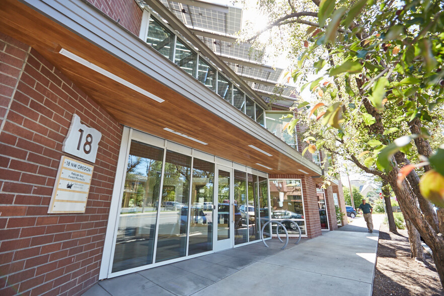 18 NW Oregon Ave, Bend, OR à louer - Photo de l’immeuble – Image 1 sur 7
