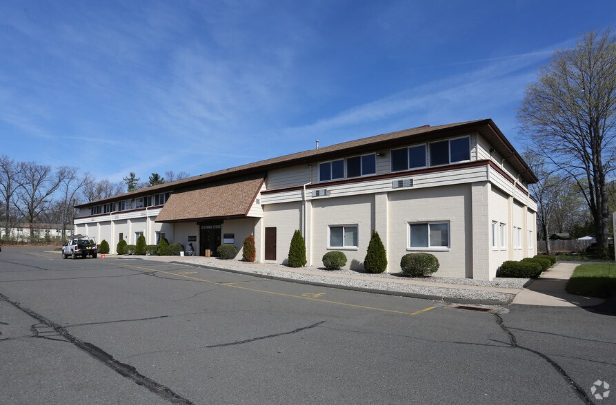 21 Cooke St, Plainville, CT à louer - Photo principale – Image 1 sur 4