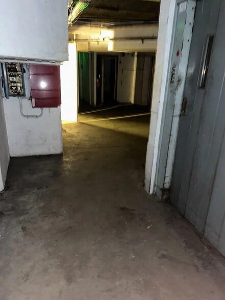 Local commercial dans Paris à louer - Photo intérieure – Image 2 sur 9