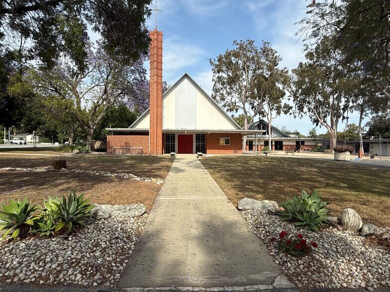 830 W Bonita Ave, Claremont, CA à louer - Photo de l’immeuble – Image 2 sur 2