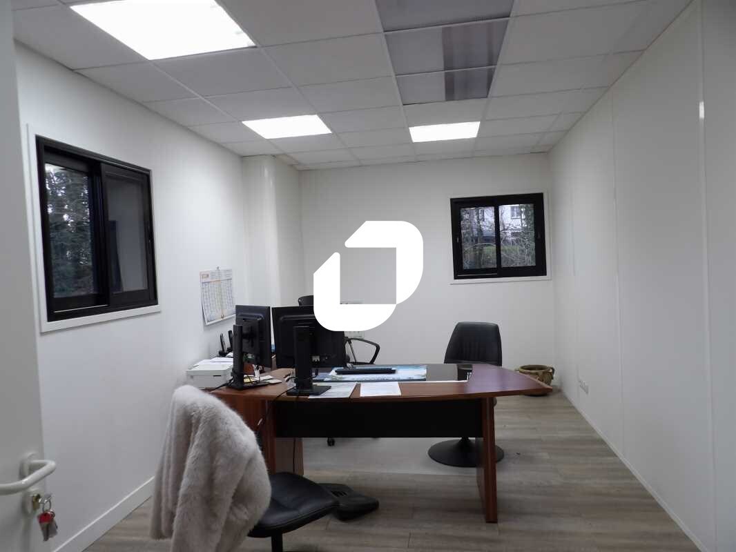 Bureau dans Mantes-la-Ville à louer Photo intérieure– Image 1 sur 5