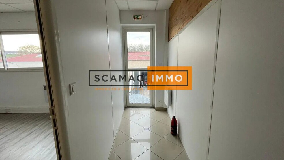 Bureau dans Morainvilliers à vendre - Photo de l’immeuble – Image 2 sur 11