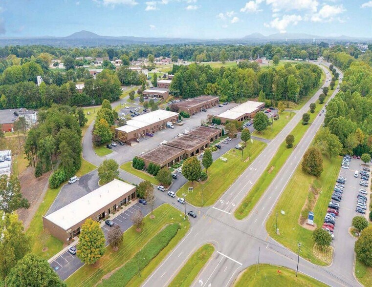 950 Tate Blvd, Hickory, NC à louer - Photo de l’immeuble – Image 3 sur 4
