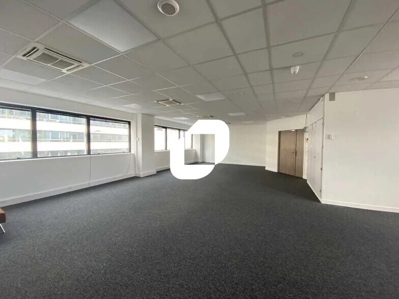 41/43 Avenue Du Centre, Montigny-le-Bretonneux à louer - Photo de l’immeuble – Image 3 sur 7