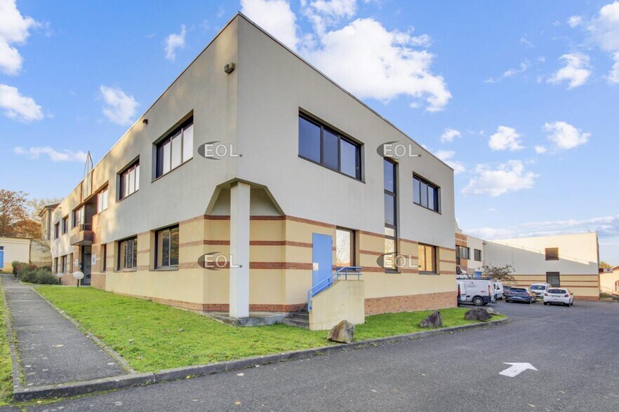 Local d’activités dans Champs-sur-Marne à louer - Photo de l’immeuble – Image 3 sur 15