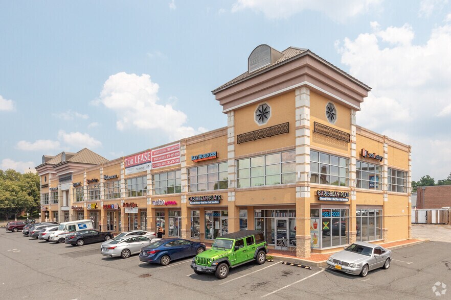 101-133 E Annandale Rd, Falls Church, VA à louer - Photo de l’immeuble – Image 1 sur 22