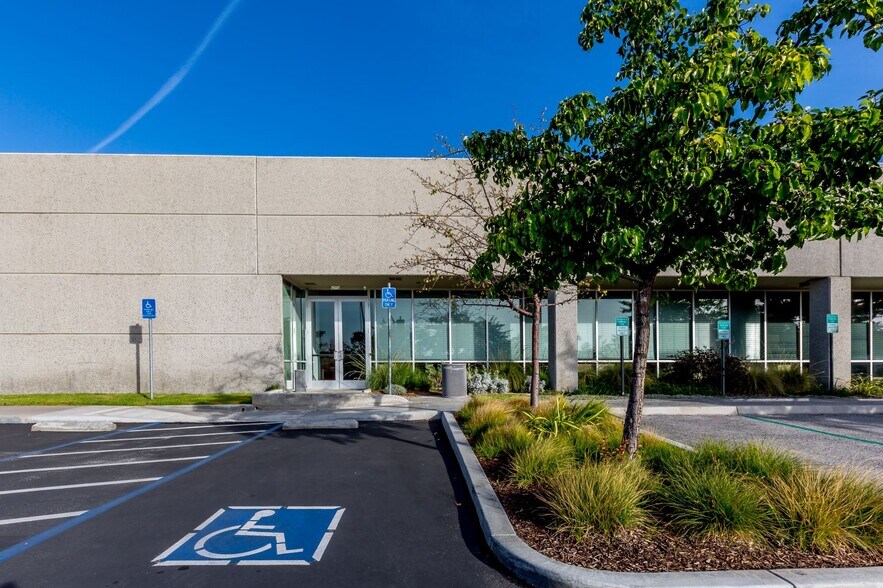 2052 Corte del Nogal, Carlsbad, CA à louer - Photo de l’immeuble – Image 3 sur 8