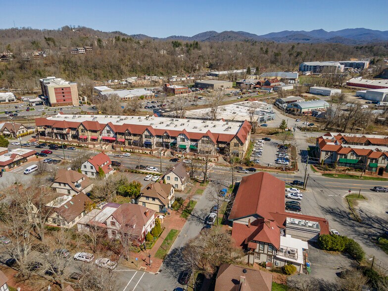5 All Souls Cres, Asheville, NC à louer - Photo de l’immeuble – Image 3 sur 12