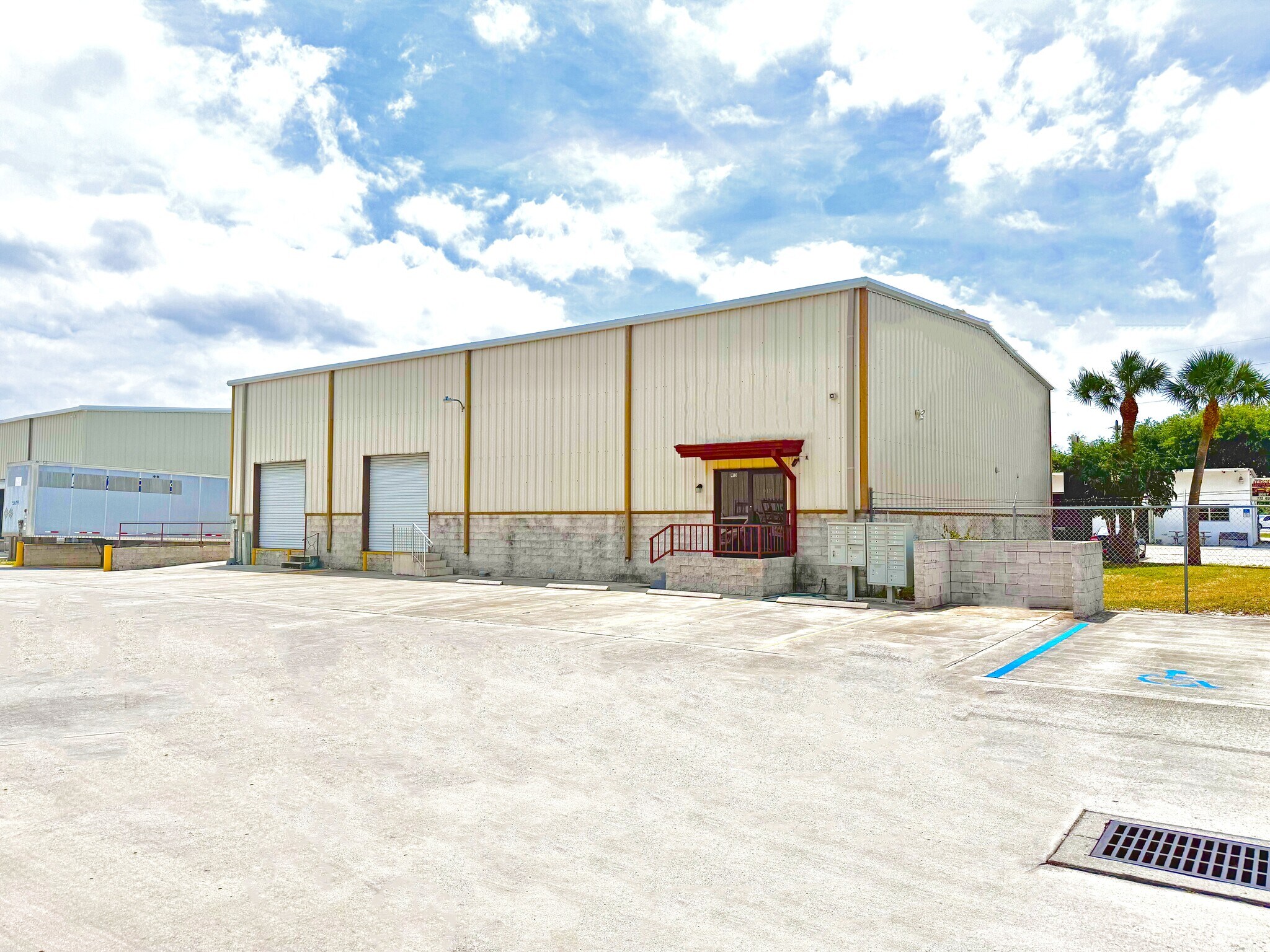 913 Edwards Rd, Fort Pierce, FL à louer Photo de l’immeuble– Image 1 sur 3