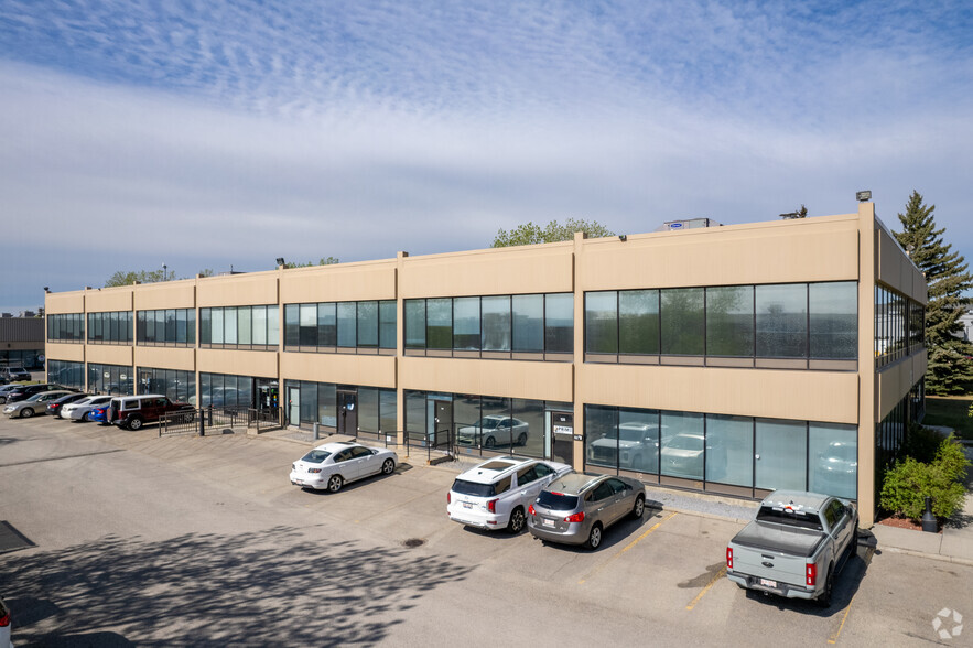 720 28th St NE, Calgary, AB à louer - Photo de l’immeuble – Image 3 sur 5