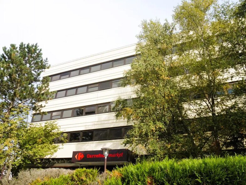 Bureau dans Évry-Courcouronnes à louer - Photo de l’immeuble – Image 1 sur 12