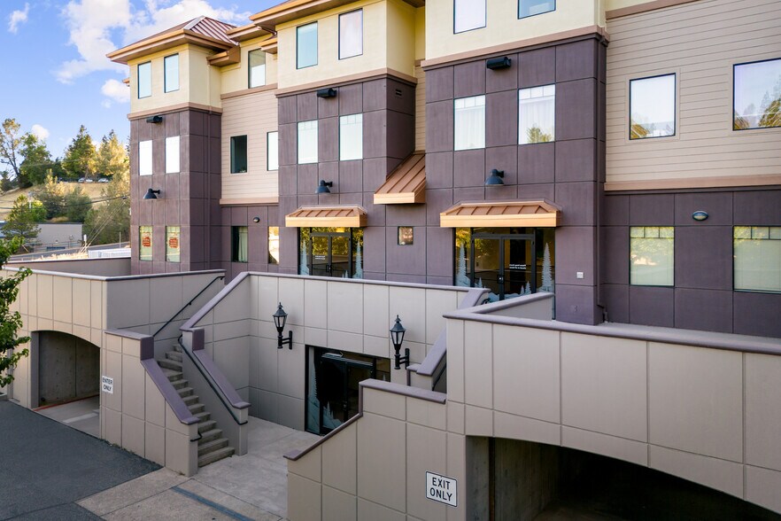 900 E Main St, Grass Valley, CA à louer - Photo de l’immeuble – Image 3 sur 14