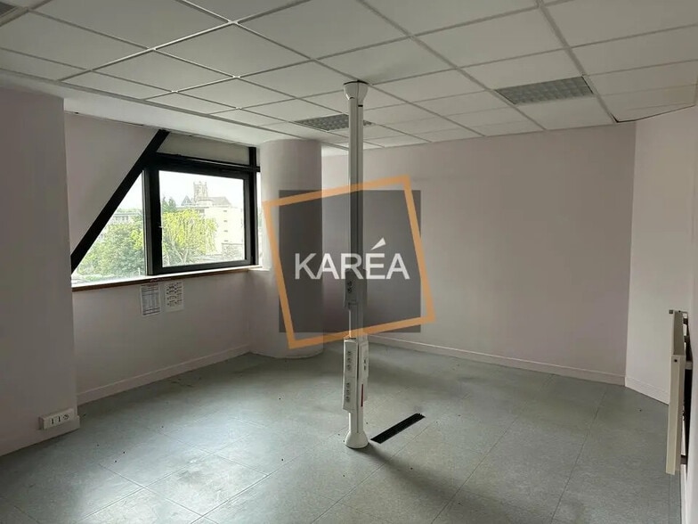 Bureau dans Mareuil-lès-Meaux à vendre - Photo intérieure – Image 1 sur 5