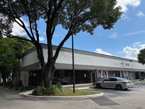 2570-2580 N Powerline Rd, Pompano Beach, FL à louer Photo de l’immeuble– Image 1 sur 11