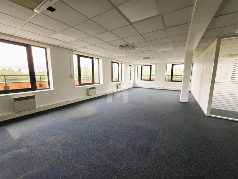 Bureau dans Évry-Courcouronnes à vendre - Photo de l’immeuble – Image 3 sur 9