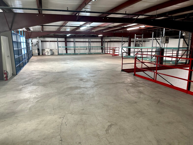 631-651 N Raddant Rd, Batavia, IL à vendre - Photo intérieure – Image 2 sur 4