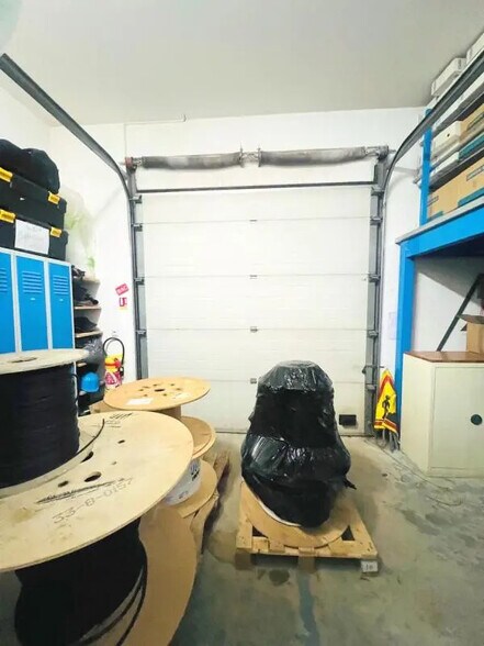 Local d’activités dans Voisins-le-Bretonneux à louer - Photo intérieure – Image 2 sur 7