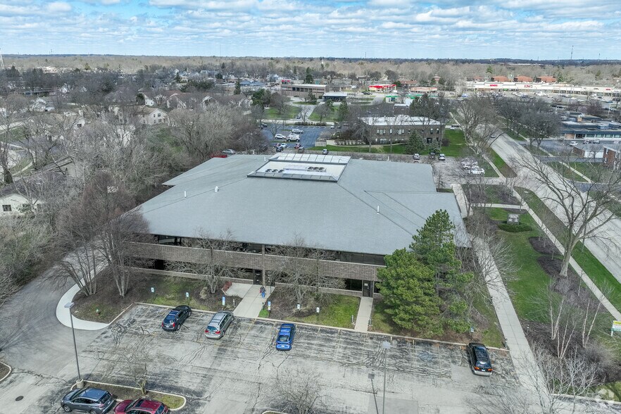 500 Coventry Ln, Crystal Lake, IL à louer - Photo de l’immeuble – Image 2 sur 5