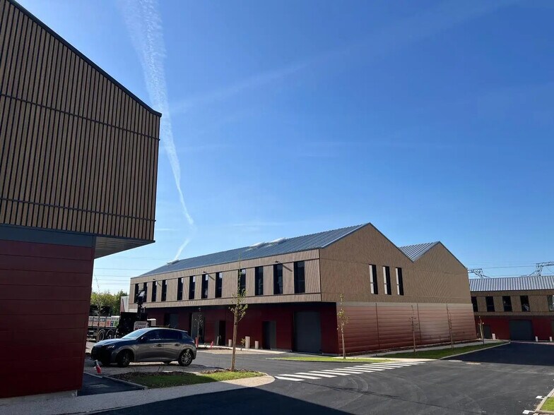 Local d'activités dans Marcoussis à vendre - Photo de l’immeuble – Image 2 sur 8