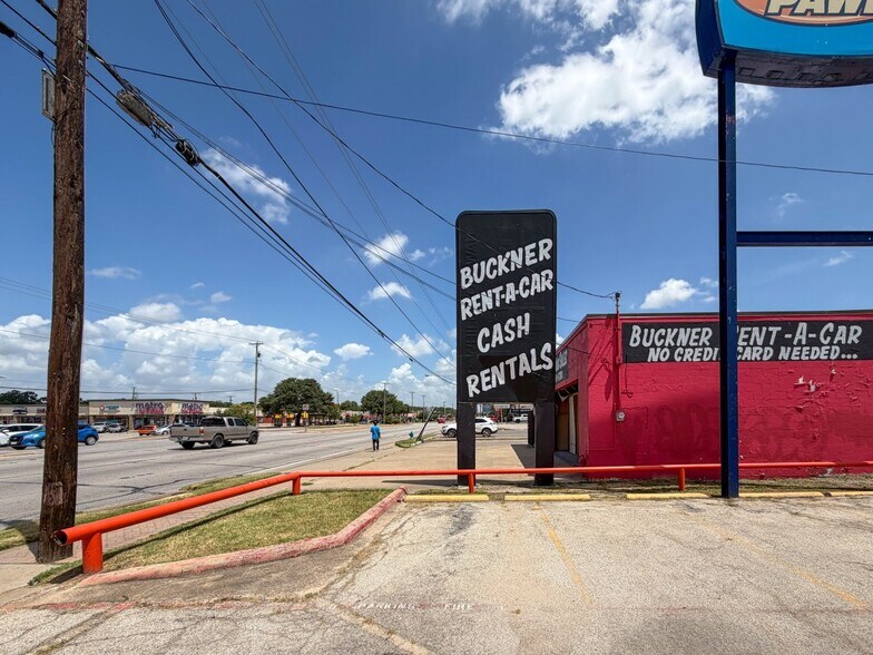 2228 S Buckner Blvd, Dallas, TX à louer - Photo de l’immeuble – Image 2 sur 6