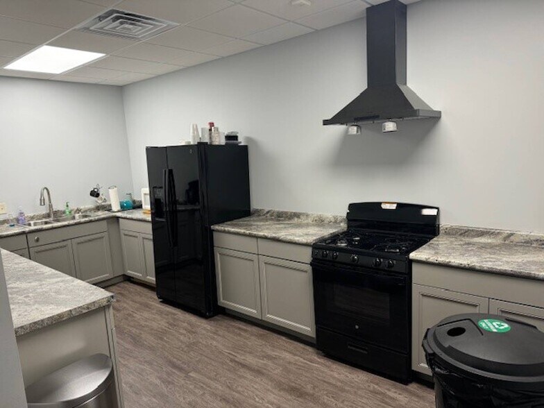 137 S Trade Center Way, Cumberland, IN à vendre - Photo de l’immeuble – Image 3 sur 6