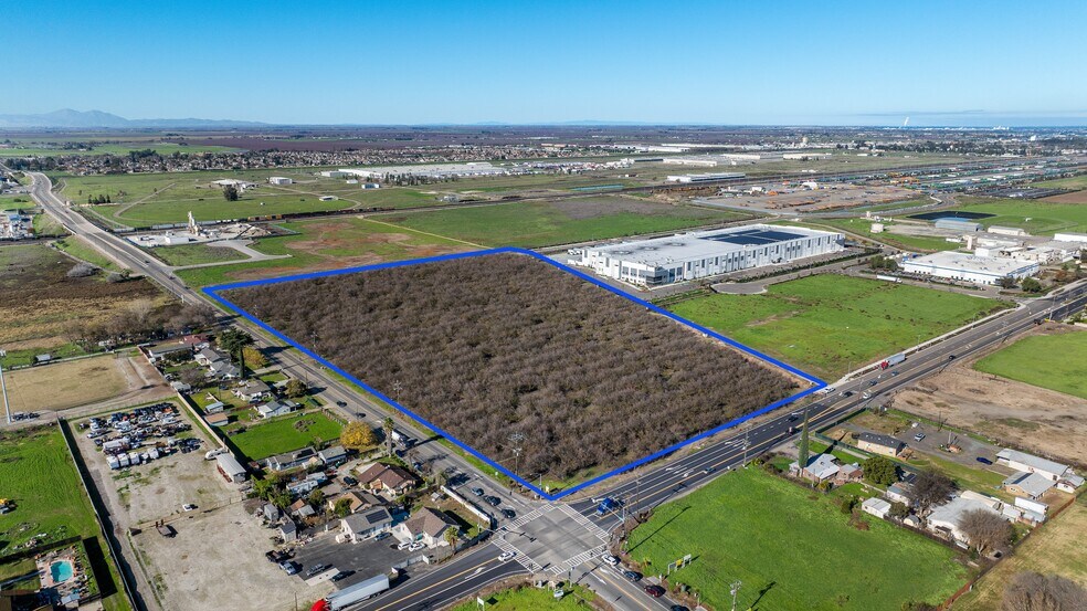 2105 Airport Way, Manteca, CA à vendre - Aérien – Image 2 sur 15