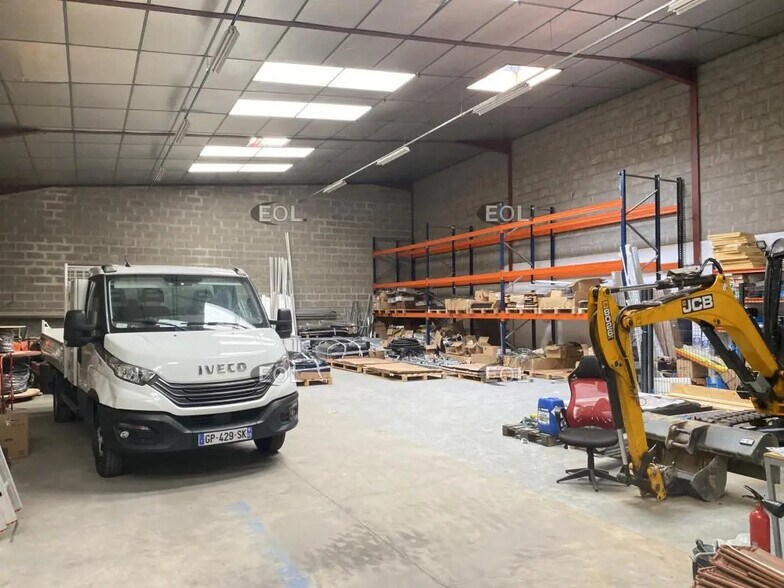 Local d’activités dans Chassieu à louer - Photo de l’immeuble – Image 2 sur 10