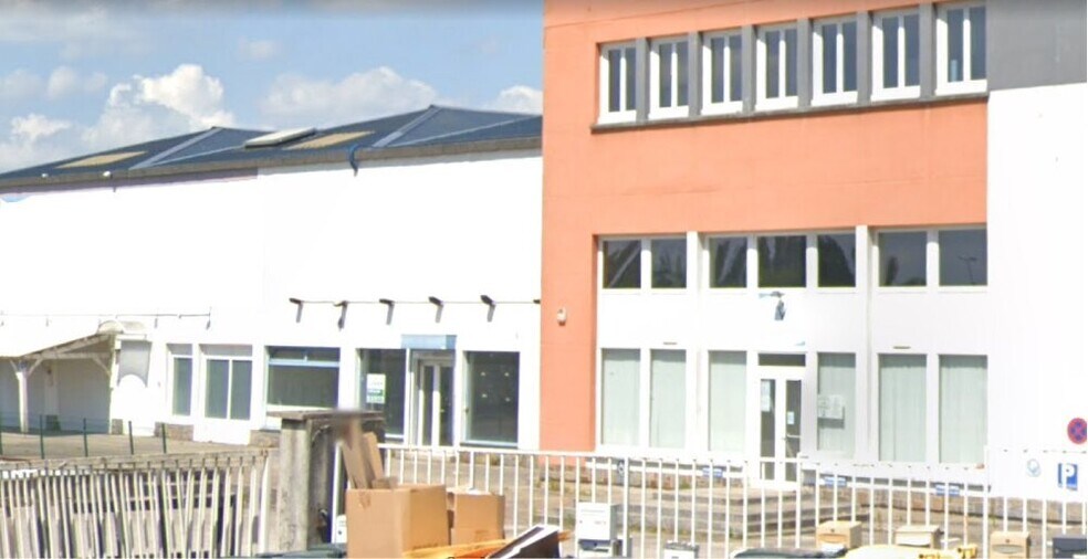 Local d’activités dans Amfreville-la-Mi-Voie à louer - Photo de l’immeuble – Image 2 sur 6