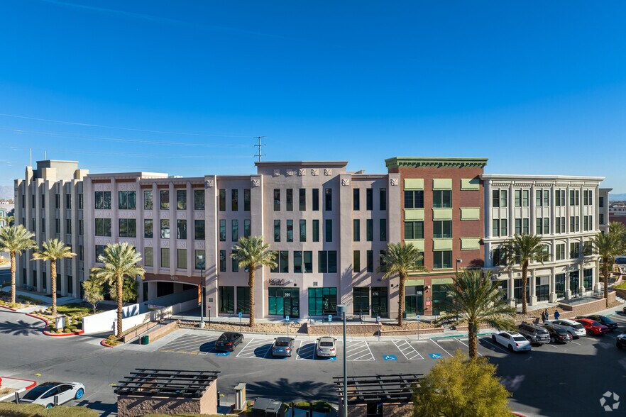 9275 W Russell Rd, Las Vegas, NV à louer - Photo de l’immeuble – Image 2 sur 7