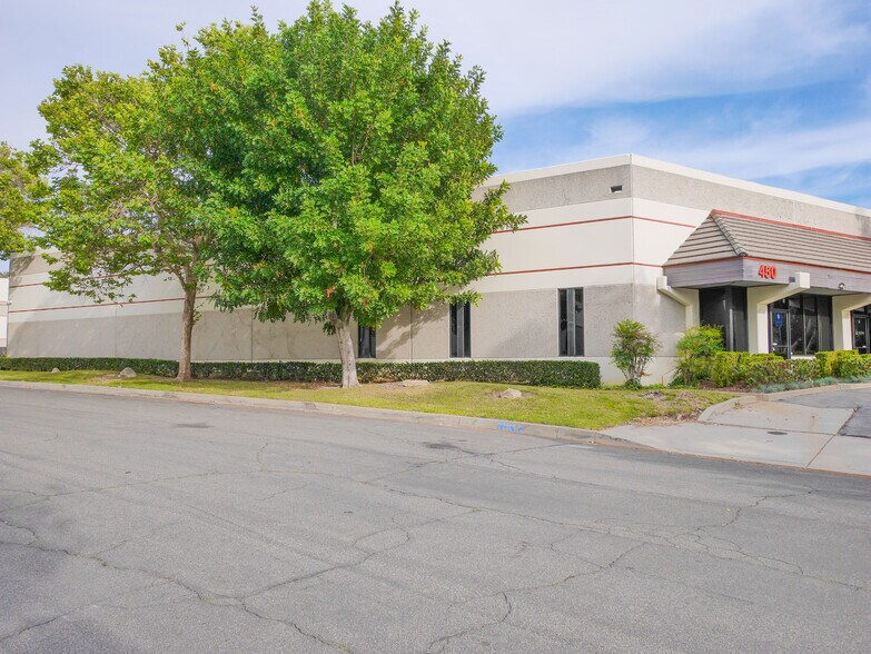 450 S Lone Hill Ave, San Dimas, CA à louer - Photo de l’immeuble – Image 3 sur 19