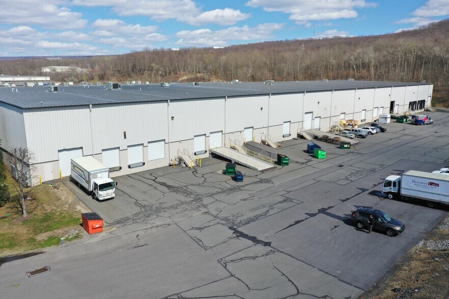 1155 Mid Valley Dr, Olyphant, PA à louer - Photo de l’immeuble – Image 2 sur 4
