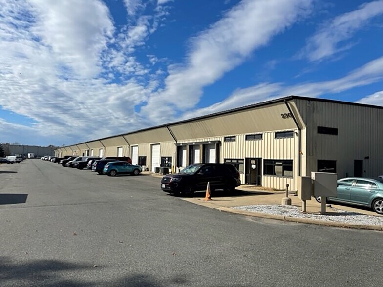 230 Industrial Dr, Fredericksburg, VA à louer - Photo principale – Image 1 sur 5