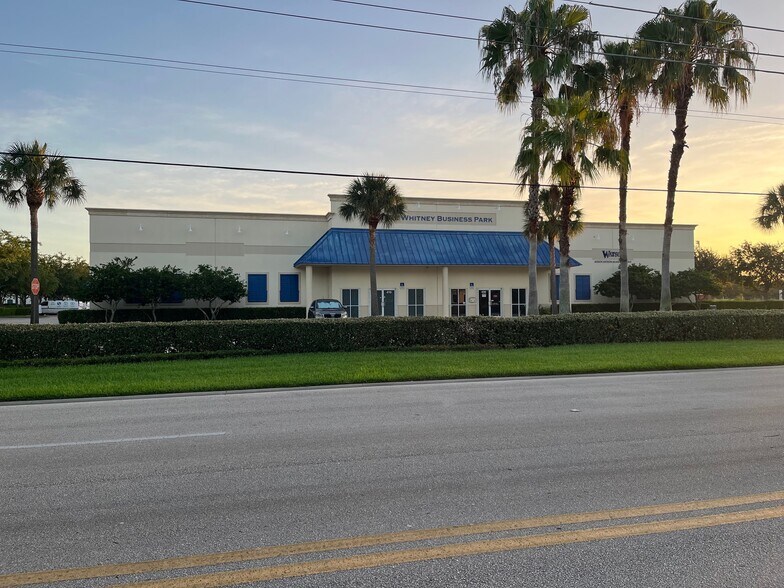 450-494 NW Lake Whitney Pl, Port Saint Lucie, FL à louer - Photo de l’immeuble – Image 2 sur 18