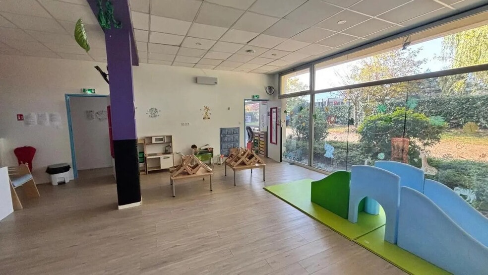 2 Avenue Des Bosquets, Montigny-le-Bretonneux à louer - Photo de l’immeuble – Image 2 sur 14