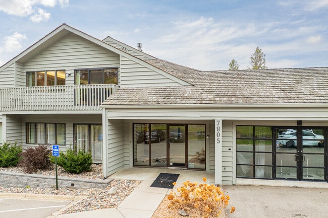 Plus de détails pour 7805 Telegraph Rd, Bloomington, MN - Bureau aux enchères