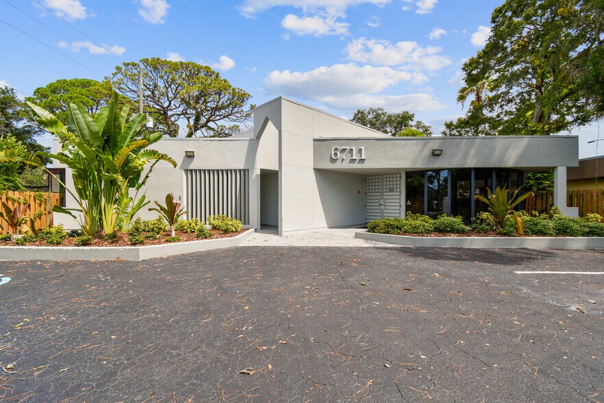 6711 38th Ave N, Saint Petersburg, FL à vendre - Photo de l’immeuble – Image 2 sur 14