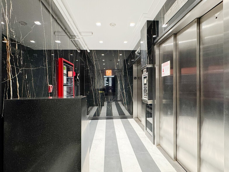 139 E 57th St, New York, NY à louer - Hall d’entrée – Image 3 sur 4