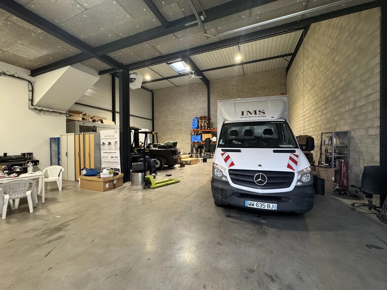 Local d'activités dans Viarmes à vendre - Photo de l’immeuble – Image 3 sur 12