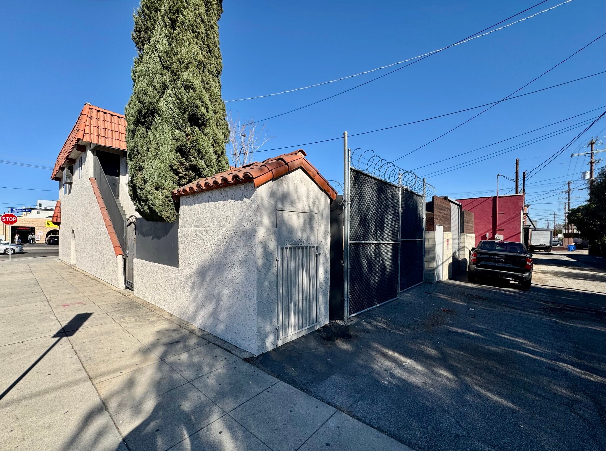 10626 Magnolia Blvd, North Hollywood, CA à vendre Photo de l’immeuble– Image 1 sur 18