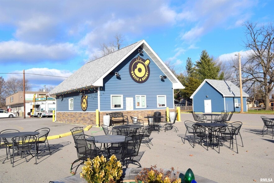 102 N Park St, Sesser, IL à vendre - Photo principale – Image 2 sur 41