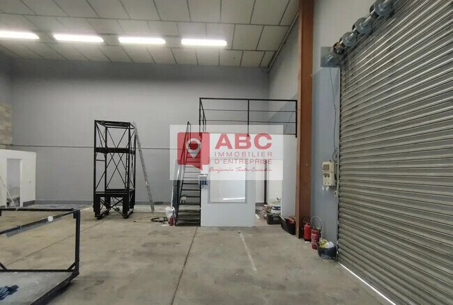 Plus de détails pour Local d'activités à louer