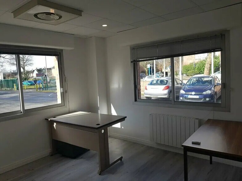 Bureau dans Évry-Courcouronnes à louer - Photo de l’immeuble – Image 3 sur 5