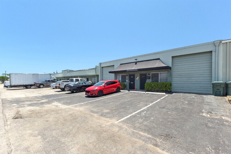 4057 NE 5th Ter, Oakland Park, FL à vendre - Photo de l’immeuble – Image 2 sur 8