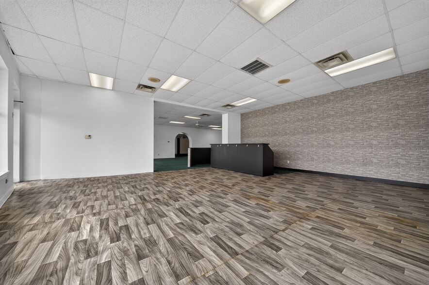 2539 W Prospect Rd, Ashtabula, OH à vendre - Hall d’entrée – Image 2 sur 18