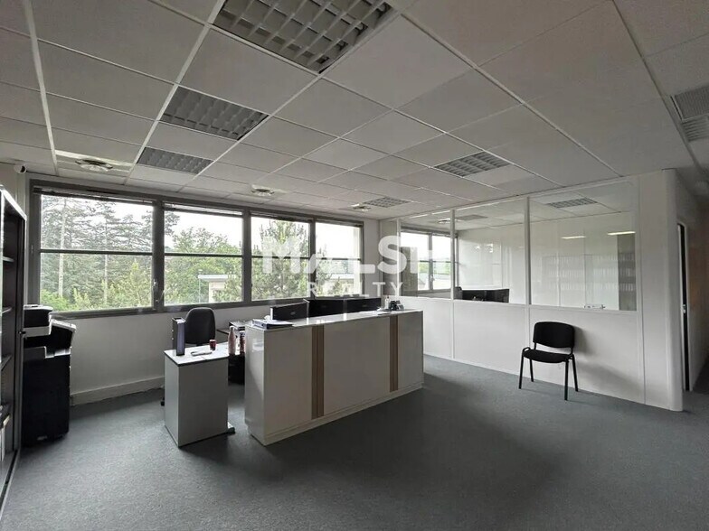 Bureau dans Saint-Genis-Laval à louer - Photo de l’immeuble – Image 3 sur 12
