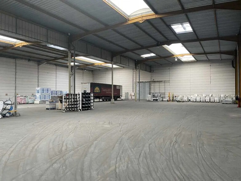 Local d’activités dans Warluis à louer - Photo intérieure – Image 2 sur 3