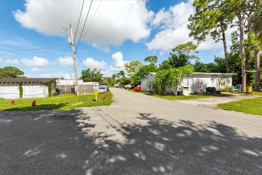 7760 Bogart Dr, Fort Myers, FL à vendre - Photo de l’immeuble – Image 3 sur 28
